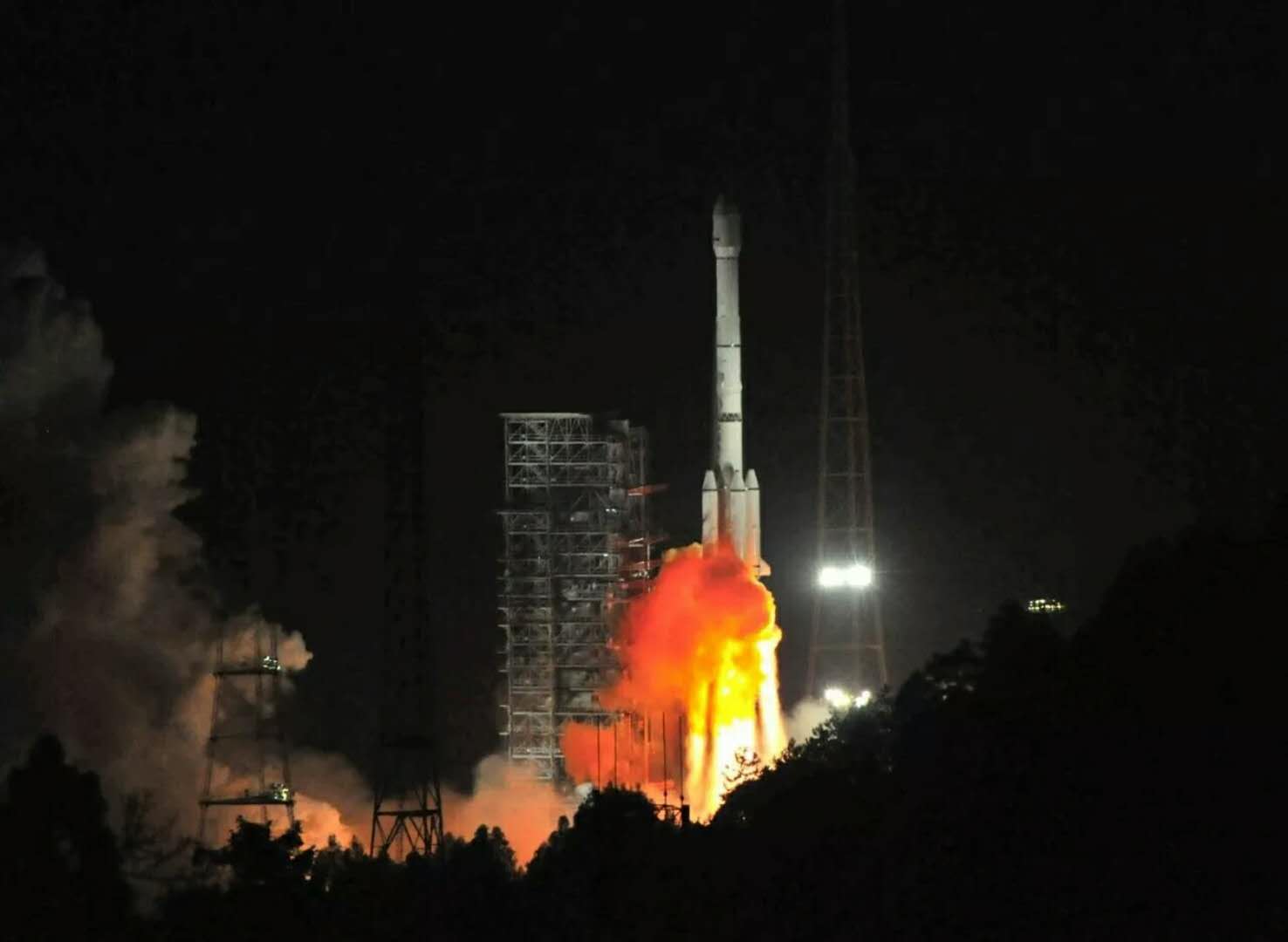 超給力！研究院研制的阿爾及利亞首顆通信衛(wèi)星成功發(fā)射！習(xí)近平主席同布特弗利卡總統(tǒng)互致賀電1.jpg