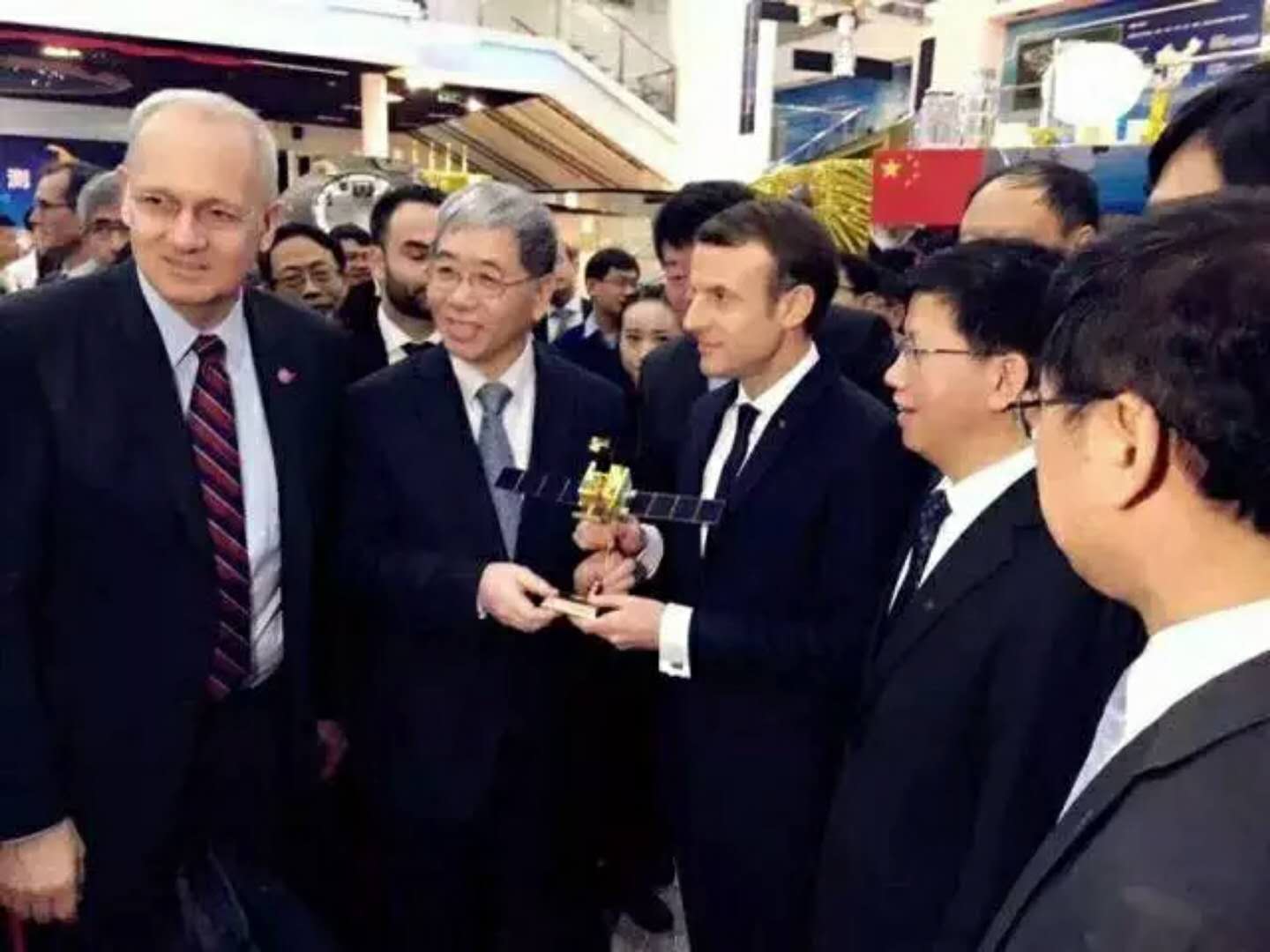 法國(guó)總統(tǒng)馬克龍來訪研究院5.jpg